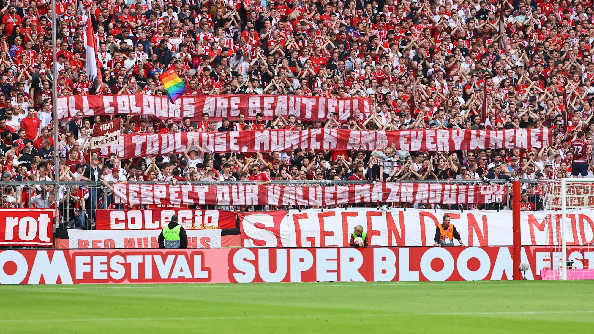 In der Südkurve München ist ein Banner ausgerollt worden. Adressat: Nouassair Mazraoui