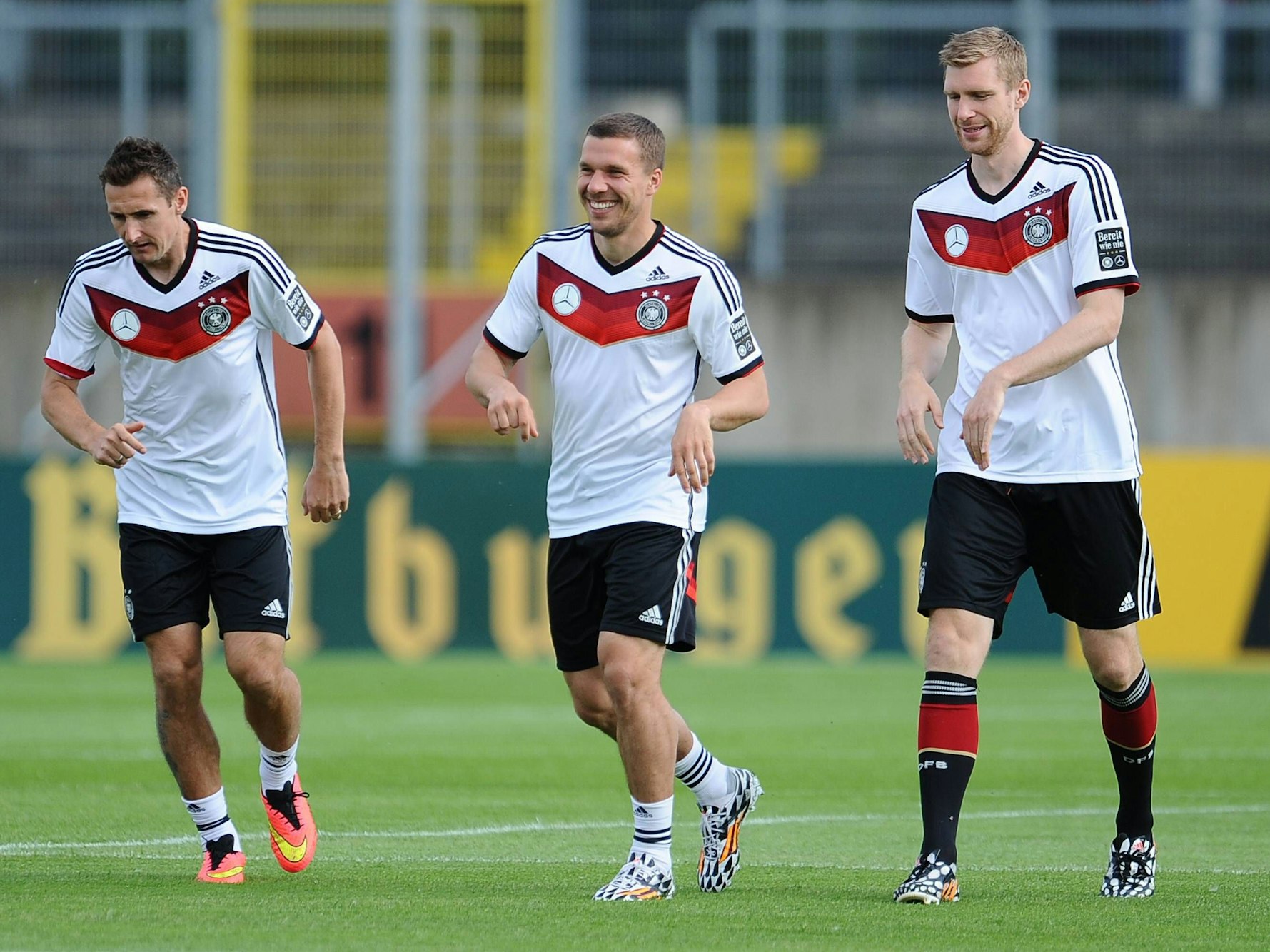 Miroslav Klose, Lukas Podolski und Per Mertesacker beim Abschlusstraining der deutschen Nationalmannschaft am 31.05.2014 im Paul-Janes-Stadion in Düsseldorf.