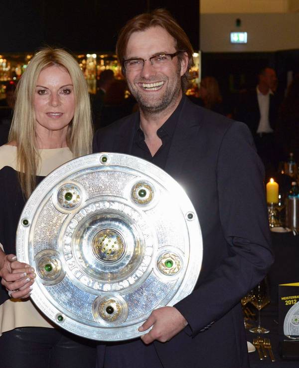 Ulla Klopp und Jürgen Klopp halten gemeinsam die Meisterschale hoch.