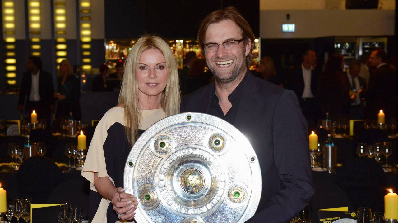 Ulla Klopp und Jürgen Klopp halten gemeinsam die Meisterschale hoch.