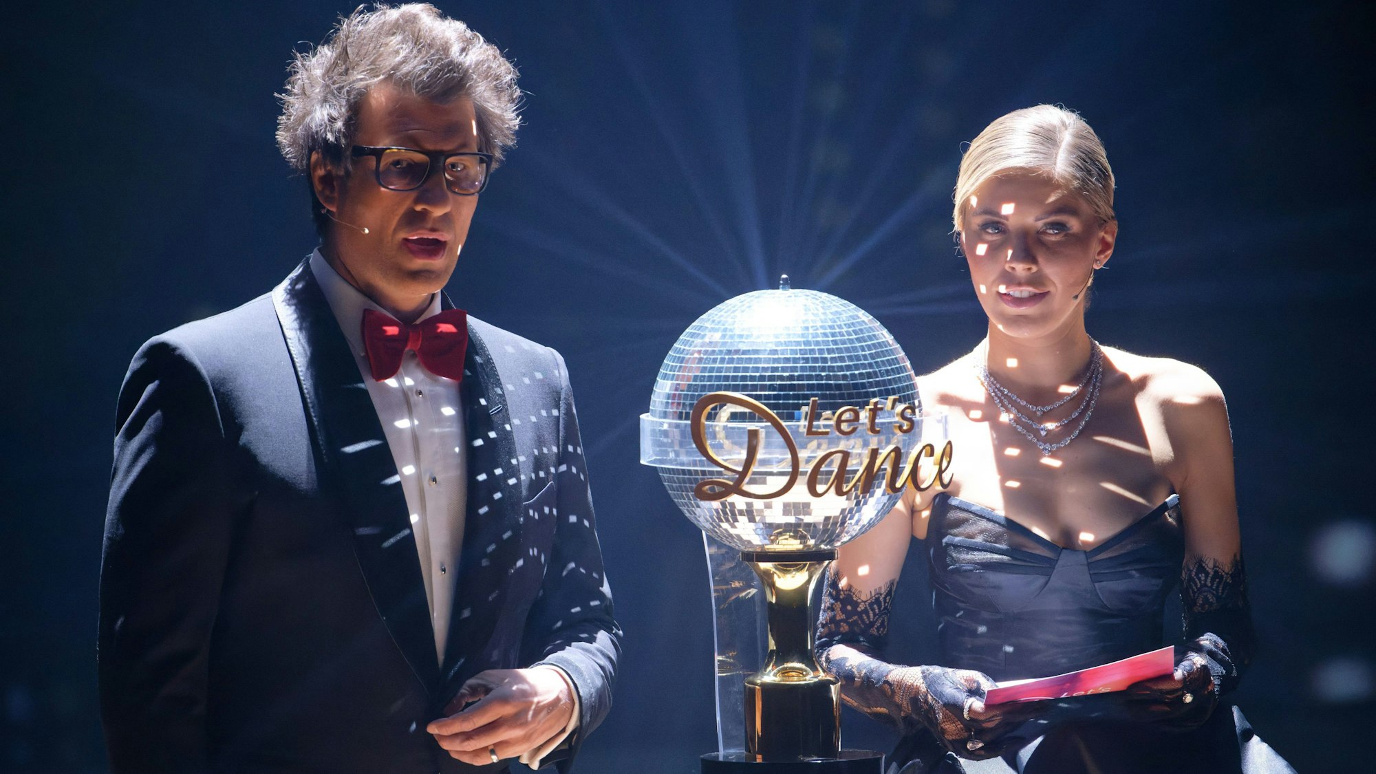 Daniel Hartwich und Victoria Swarovski stehen neben der Trophäe beim „Let's Dance“-Finale.