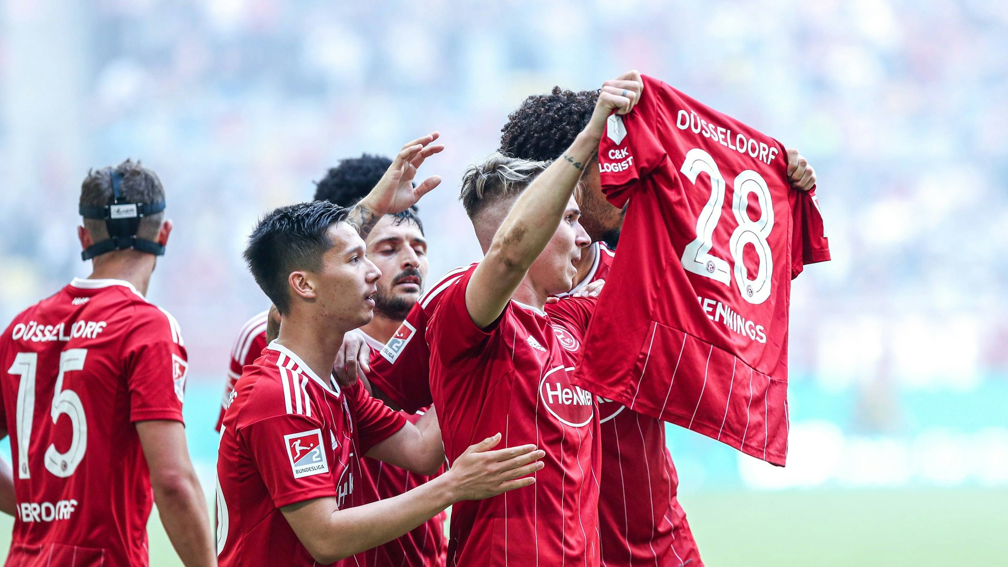 Fortuna Düsseldorf Spieler Felix Klaus jubelt mit seinen Mannschaftskollegen Shinta Appelkamp, Tim Oberdorf und Matthias Zimmermann.