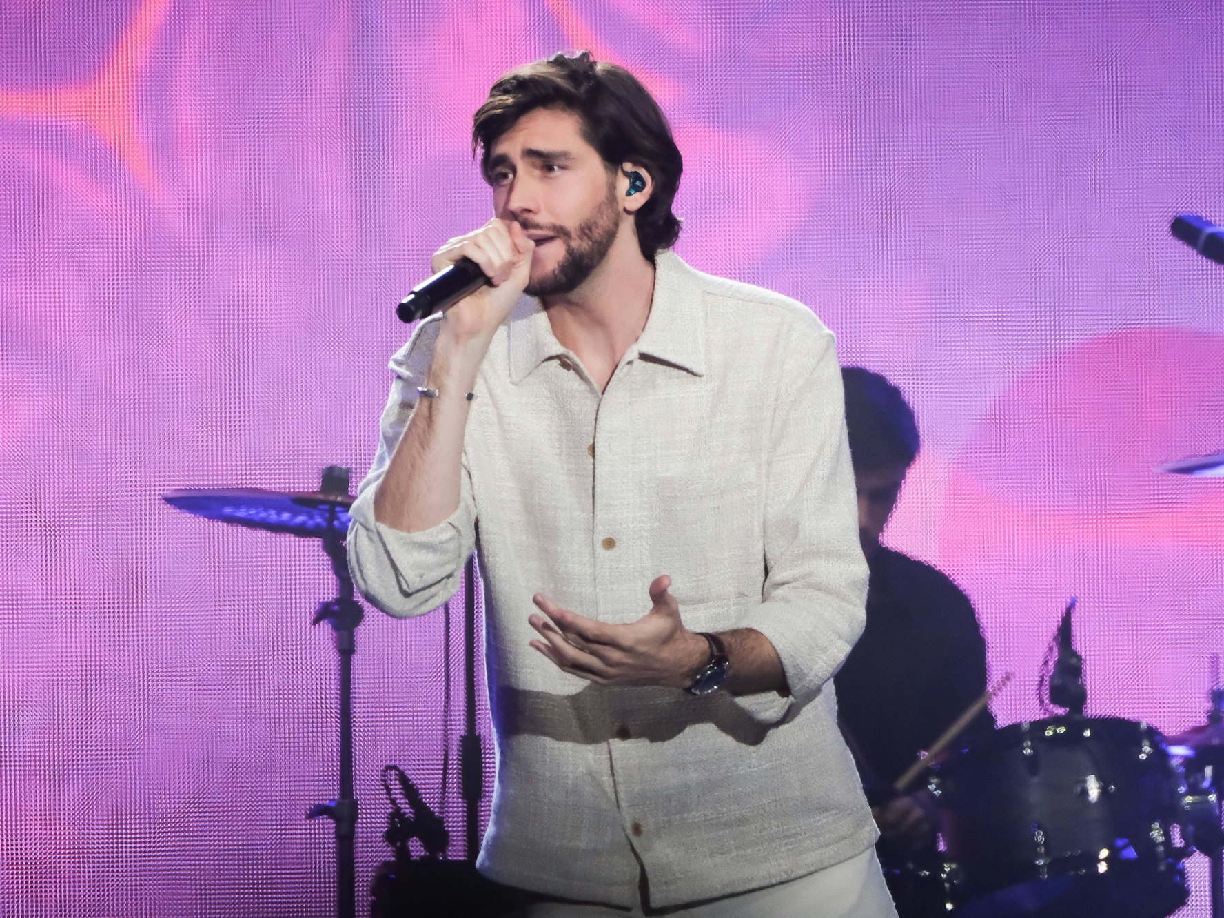 Alvaro Soler steht auf der Bühne und singt.