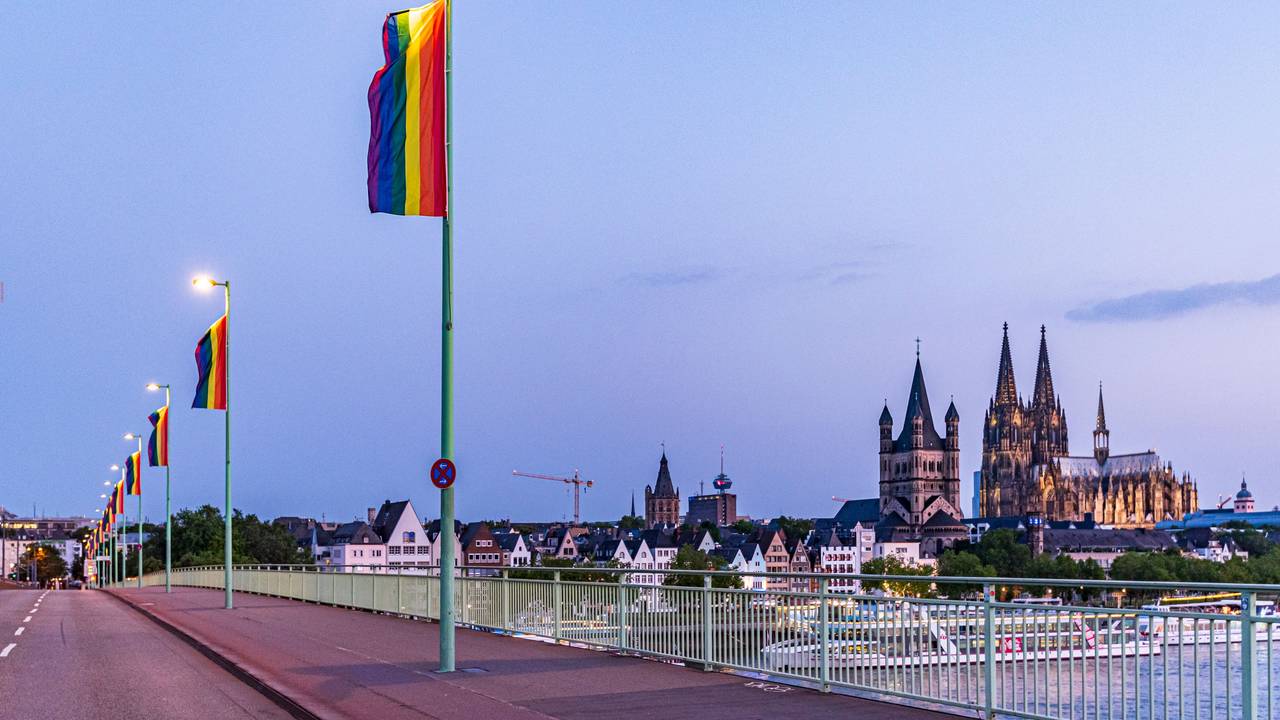 Regenbogenfahnen auf der Deutzer Brücke
