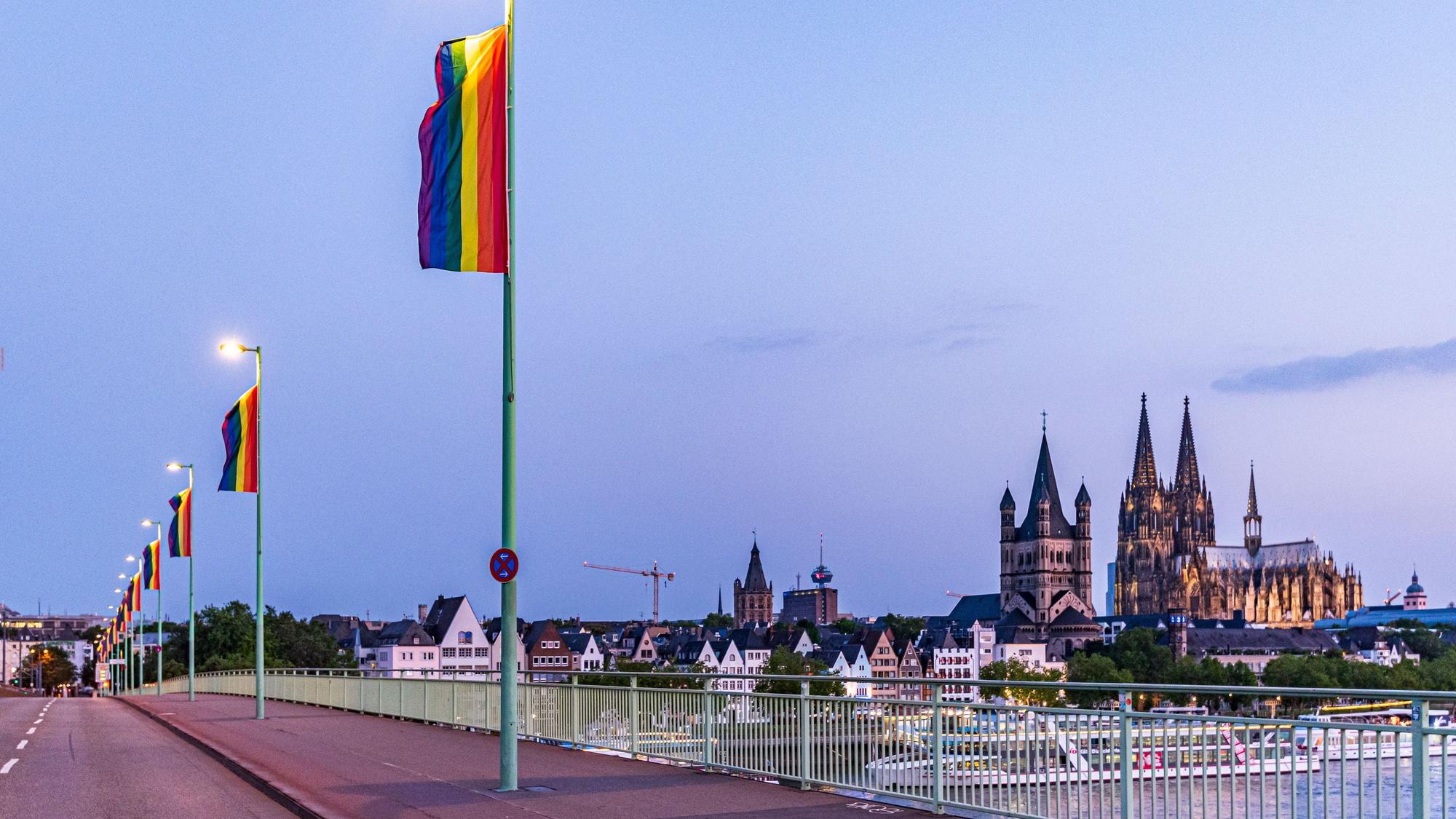 Regenbogenfahnen auf der Deutzer Brücke