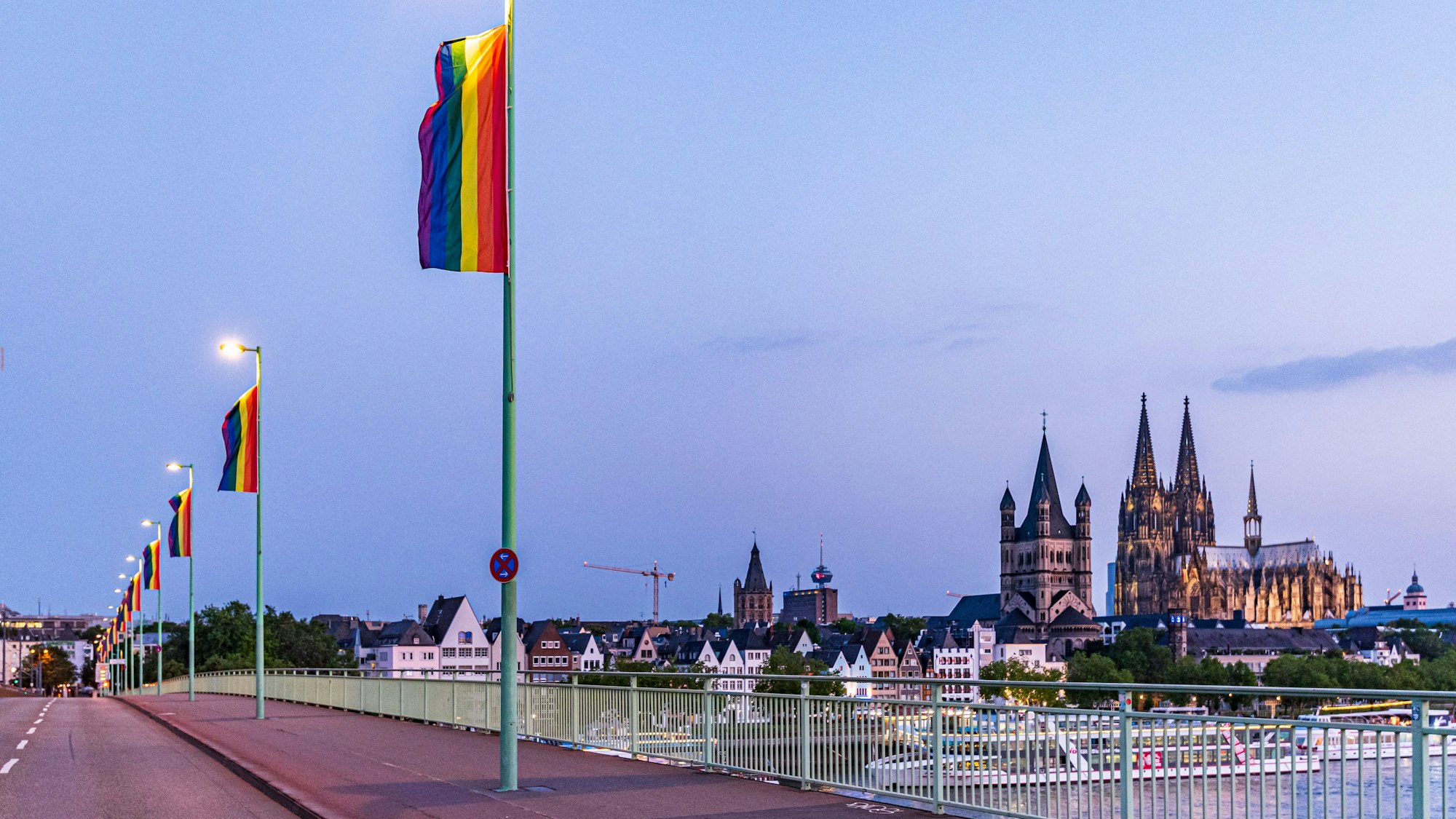 Regenbogenfahnen auf der Deutzer Brücke