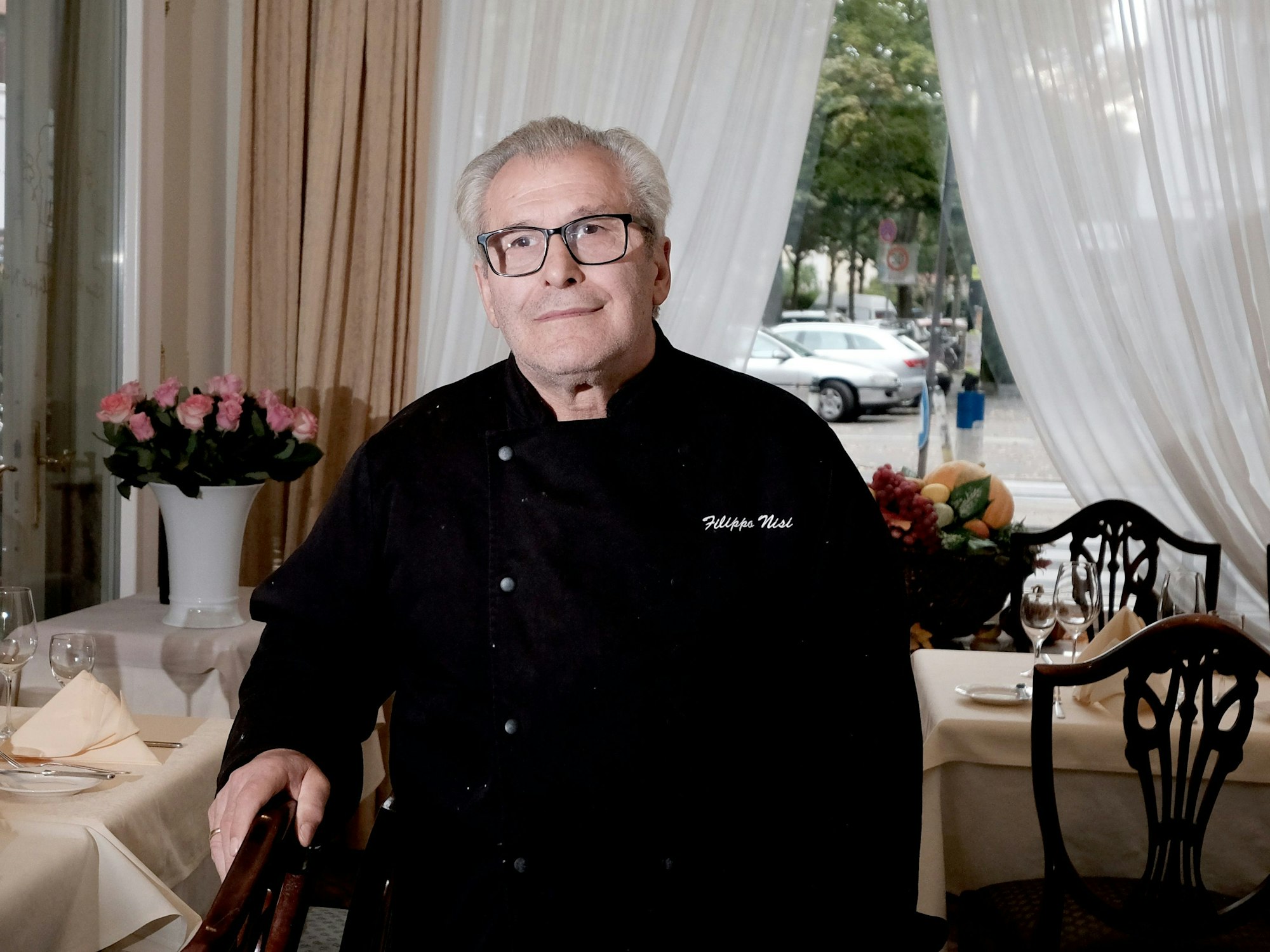 Filippo Nisi steht mit seiner schwarzen Kochjacke in dem Restaurant, das seinen Namen trägt.