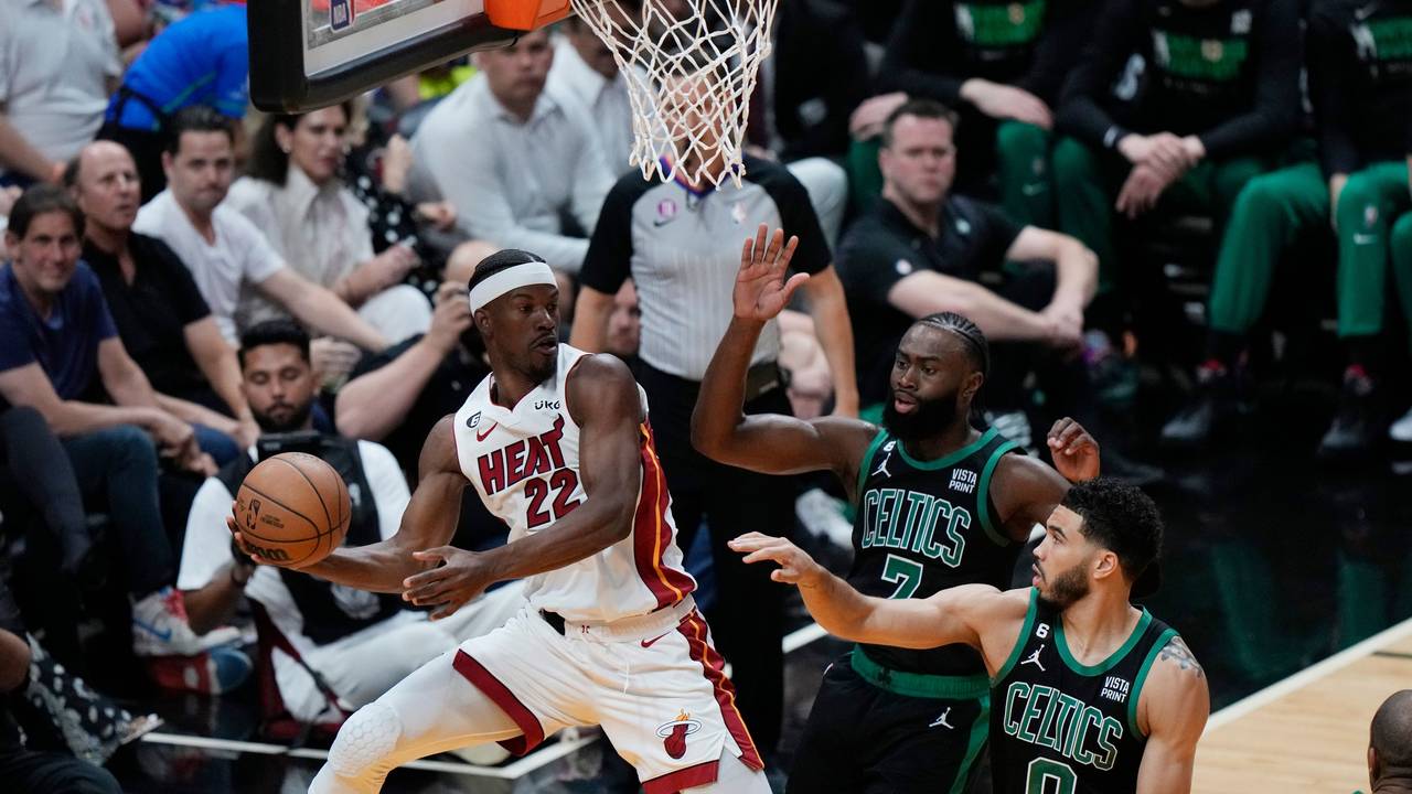 Jimmy Butler (links) behauptet den Ball gegen Jayson Tatum und Jaylen Brown.
