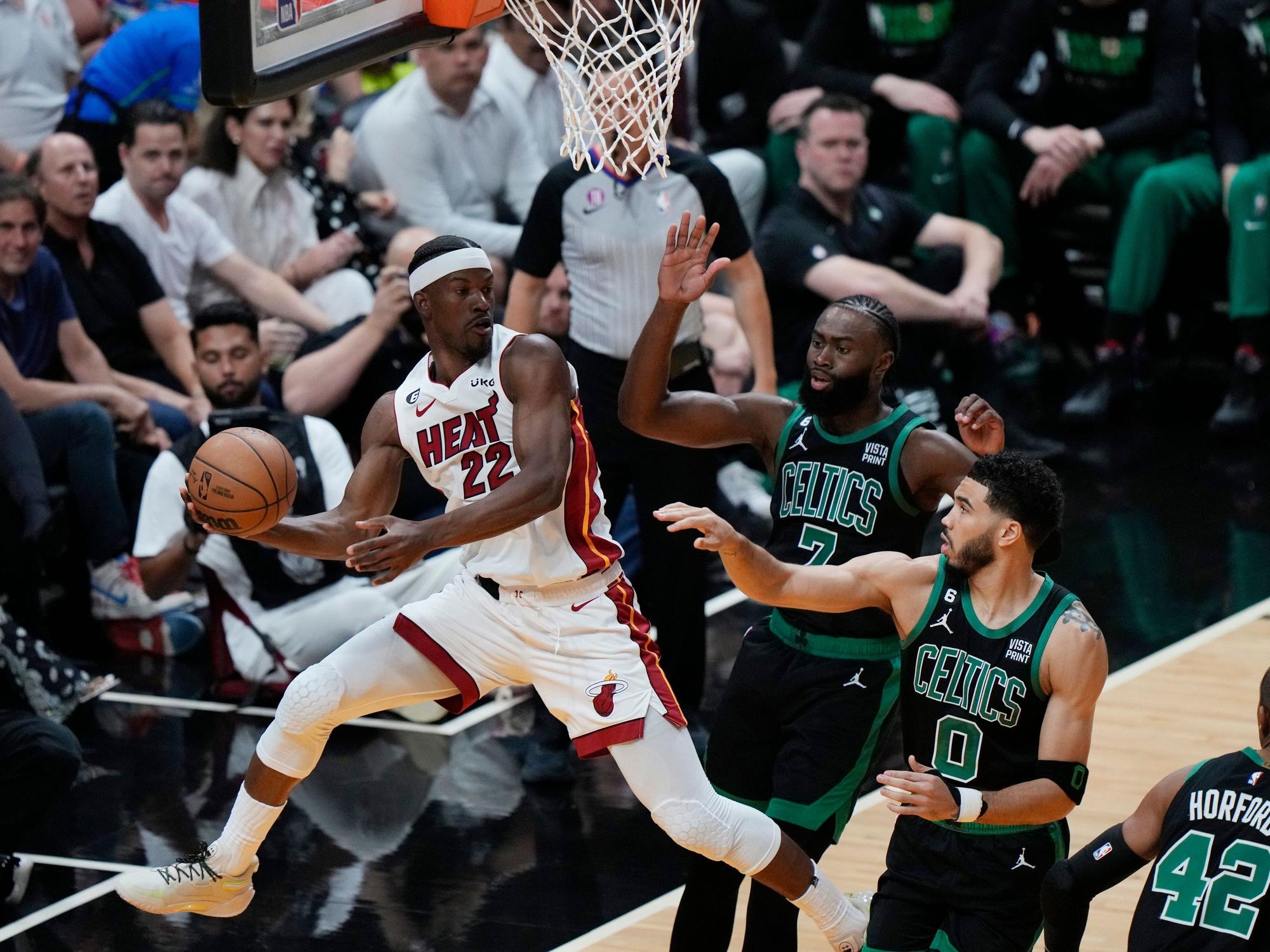 Jimmy Butler (links) behauptet den Ball gegen Jayson Tatum und Jaylen Brown.