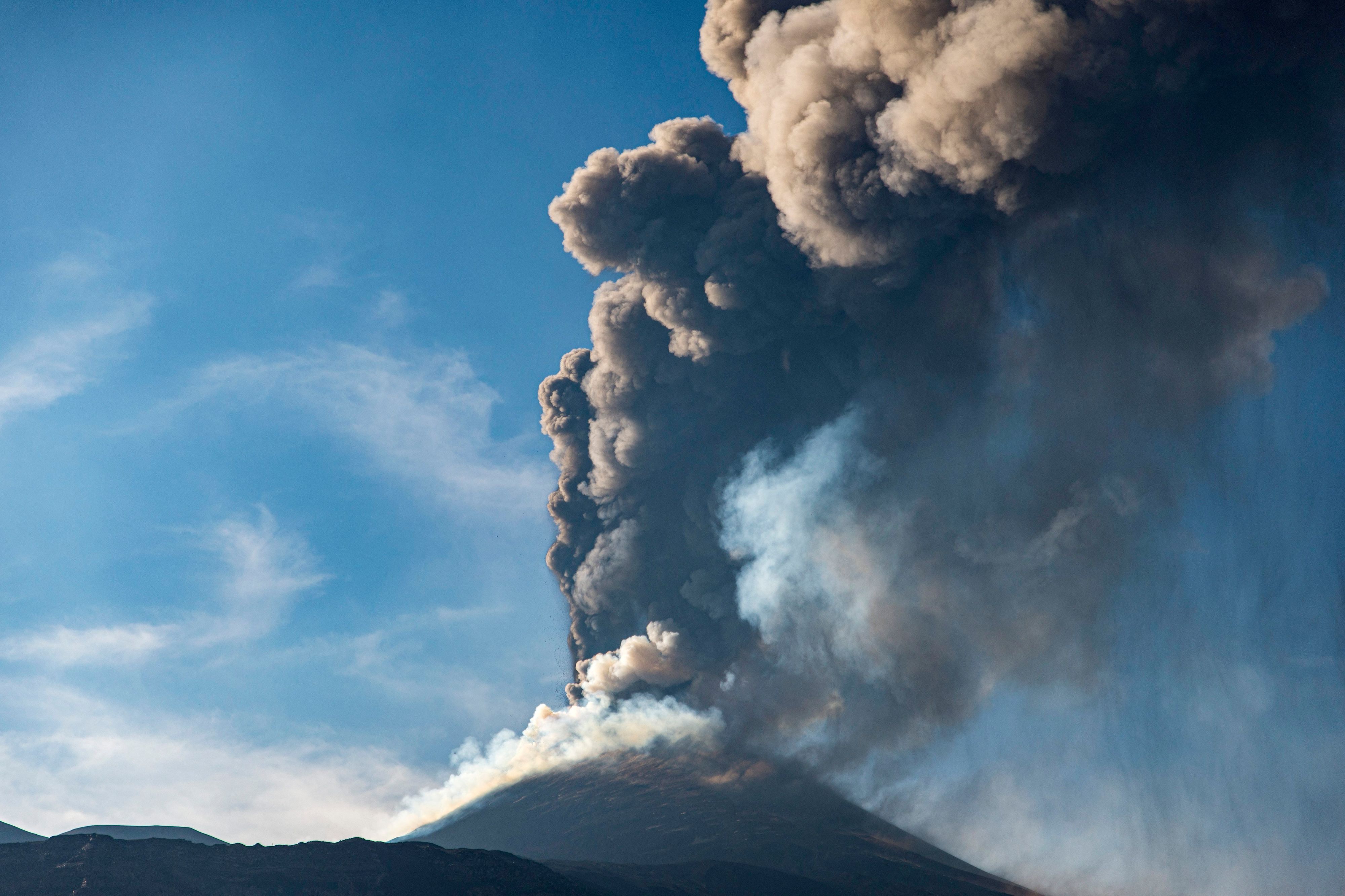 Eine Aschewolke ist während eines Ausbruchs des Ätna, dem größten aktiven Vulkans in Europa, zu sehen. (Archivbild)