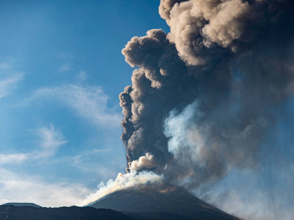 Eine Aschewolke ist während eines Ausbruchs des Ätna, dem größten aktiven Vulkans in Europa, zu sehen. (Archivbild)