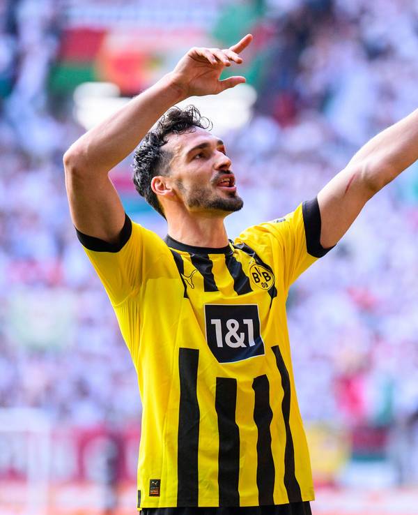 Mats Hummels jubelt vor den Fans von Borussia Dortmund über den Sieg beim FC Augsburg.