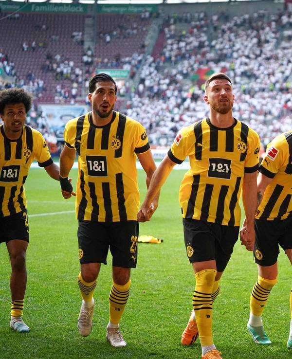 Emre Can, Salih Özcan, Marco Reus, Niklas Süle und Anthony Modeste jubeln über den Sieg gegen den FC Augsburg.