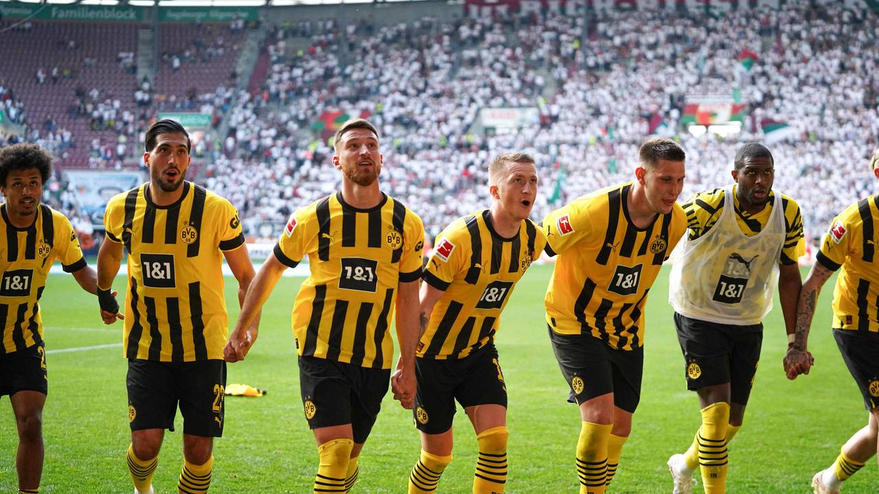 Emre Can, Salih Özcan, Marco Reus, Niklas Süle und Anthony Modeste jubeln über den Sieg gegen den FC Augsburg.
