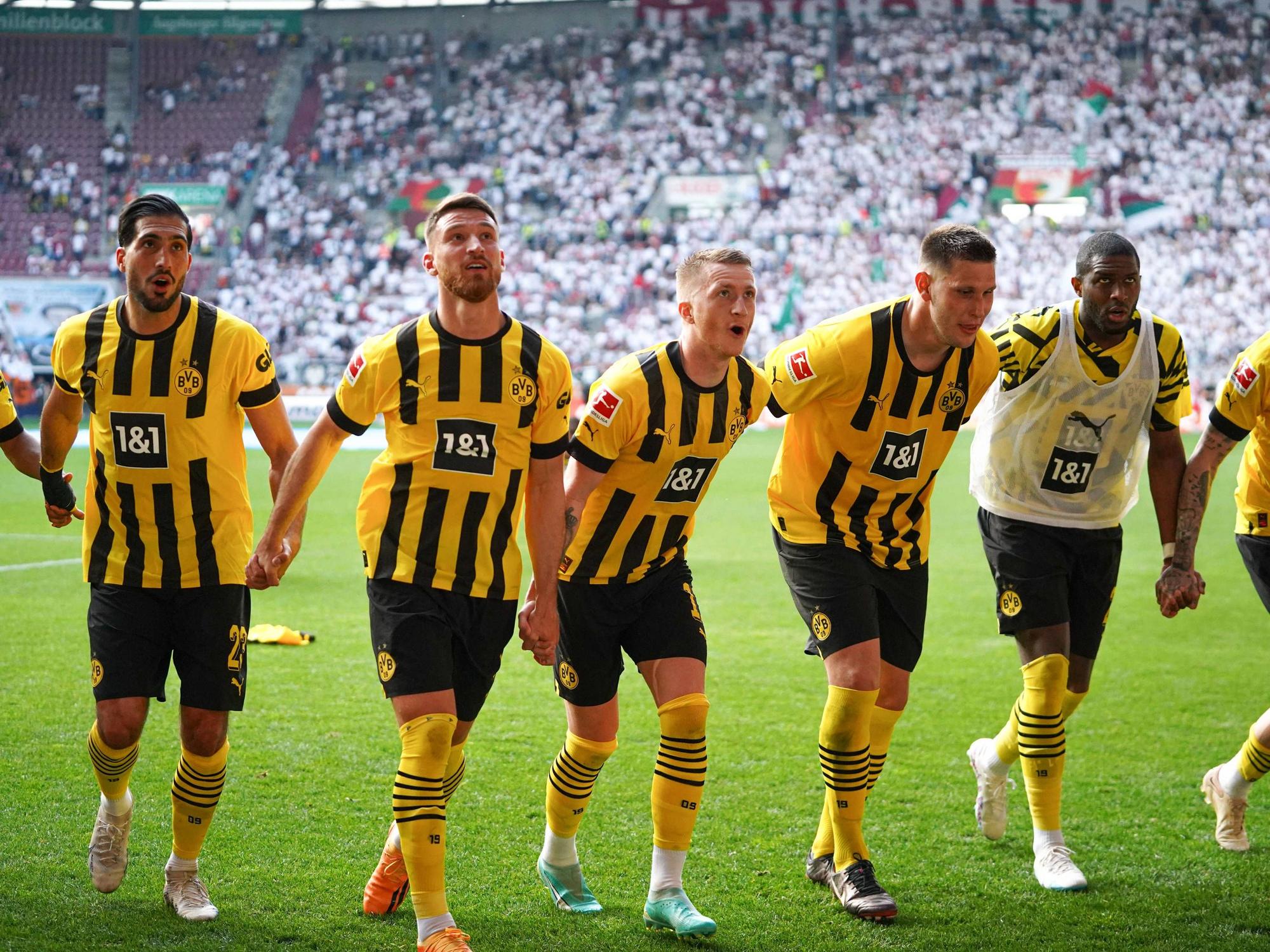 Emre Can, Salih Özcan, Marco Reus, Niklas Süle und Anthony Modeste jubeln über den Sieg gegen den FC Augsburg.