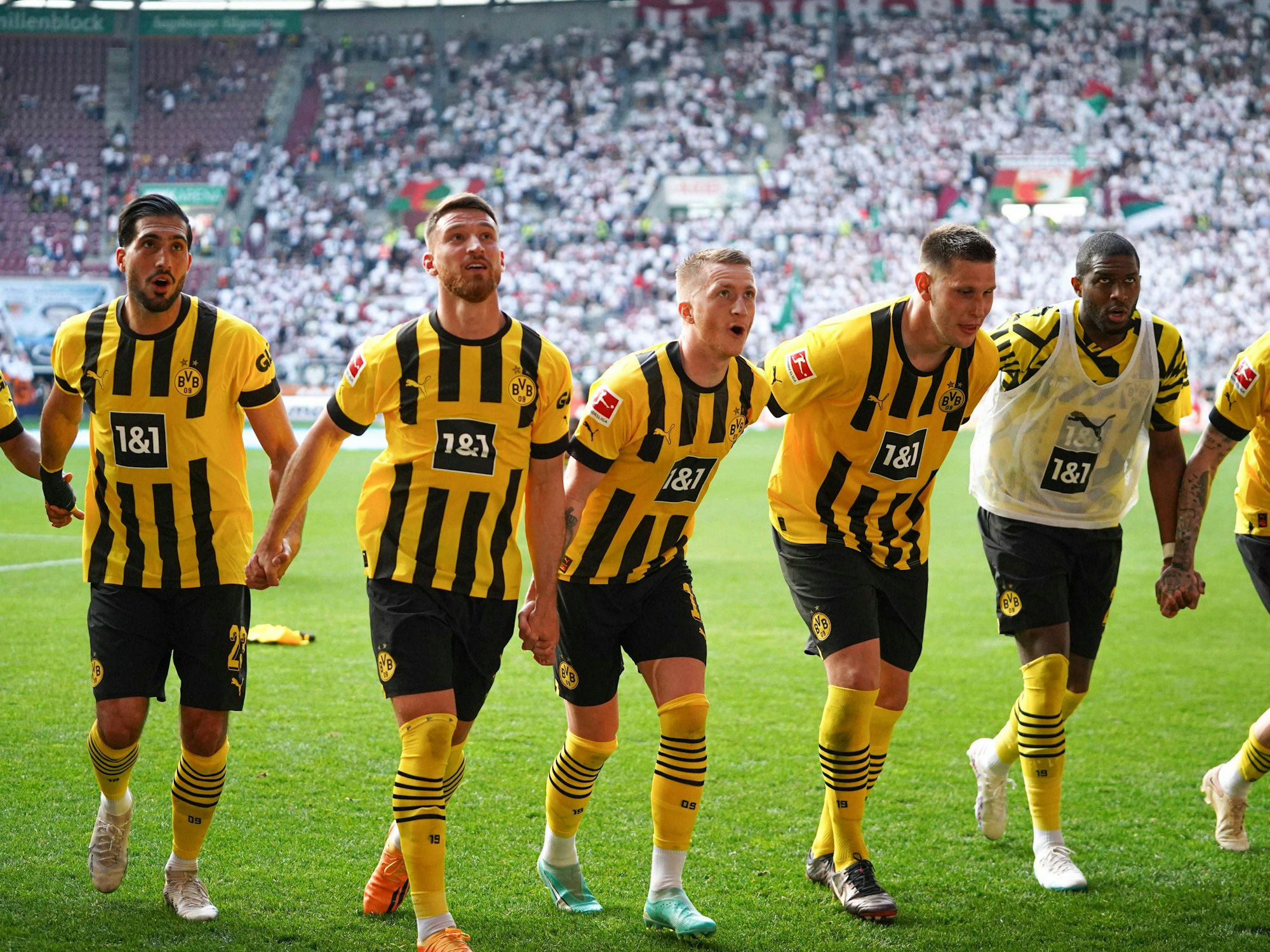 Emre Can, Salih Özcan, Marco Reus, Niklas Süle und Anthony Modeste jubeln über den Sieg gegen den FC Augsburg.