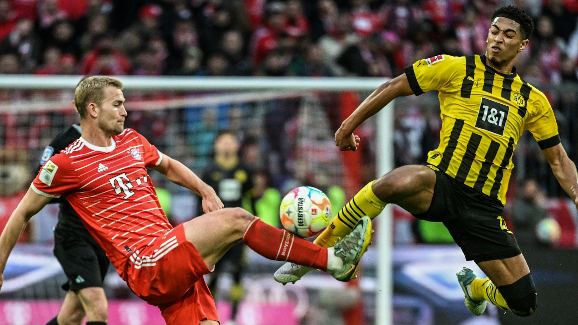 Bayern Münchens Matthijs de Ligt und Borussia Dortmunds Jude Bellingham (r) im Zweikampf.