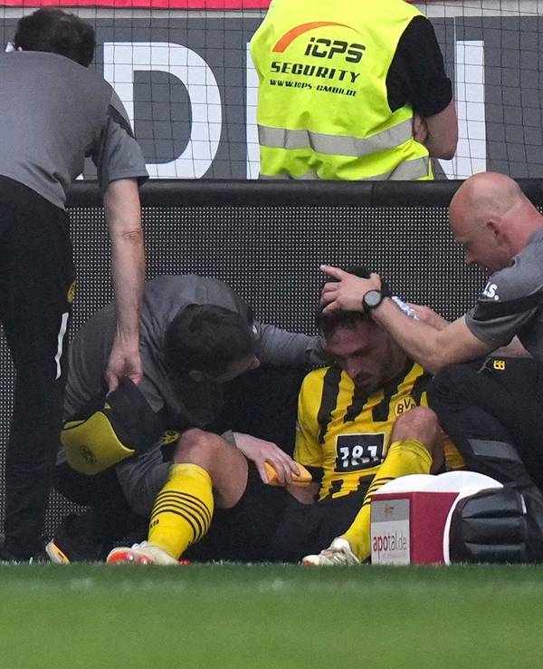 Dortmunds Mats Hummels muss am Spielfeldrand behandelt werden.