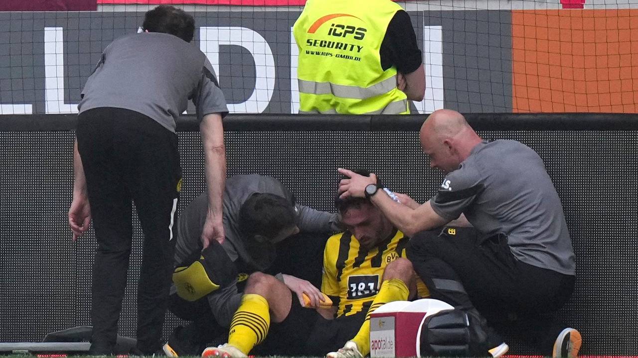 Dortmunds Mats Hummels muss am Spielfeldrand behandelt werden.