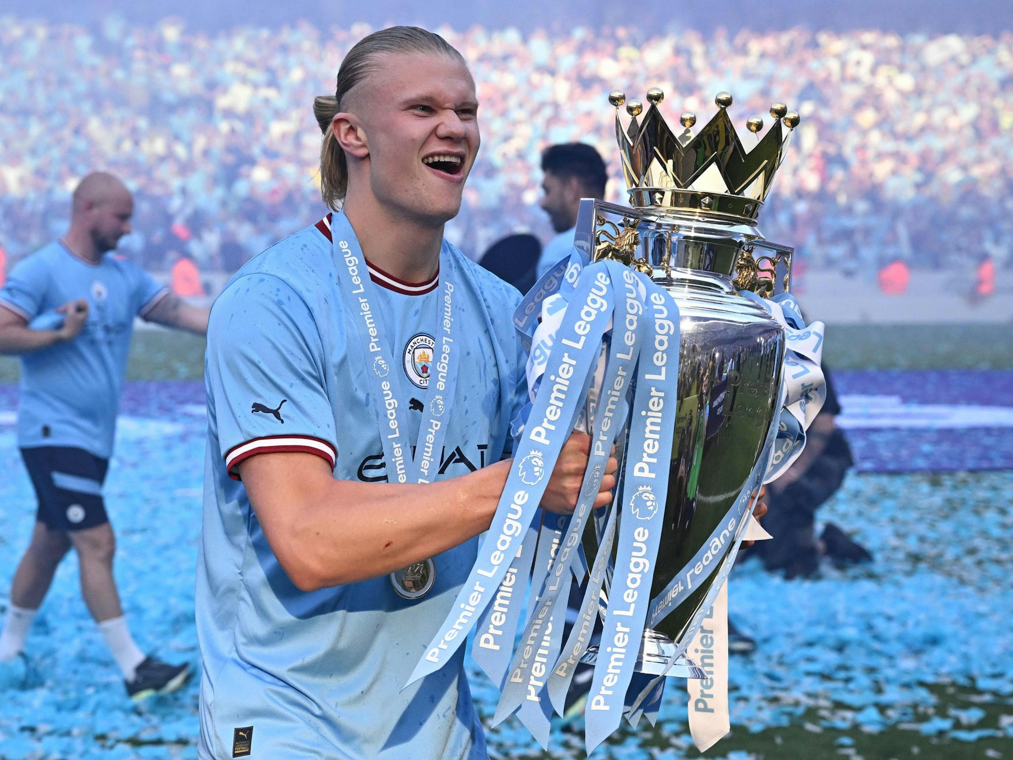 Erling Haaland mit der Premier League Trophäe nach dem Ligagewinn am 21. Mai 2023.