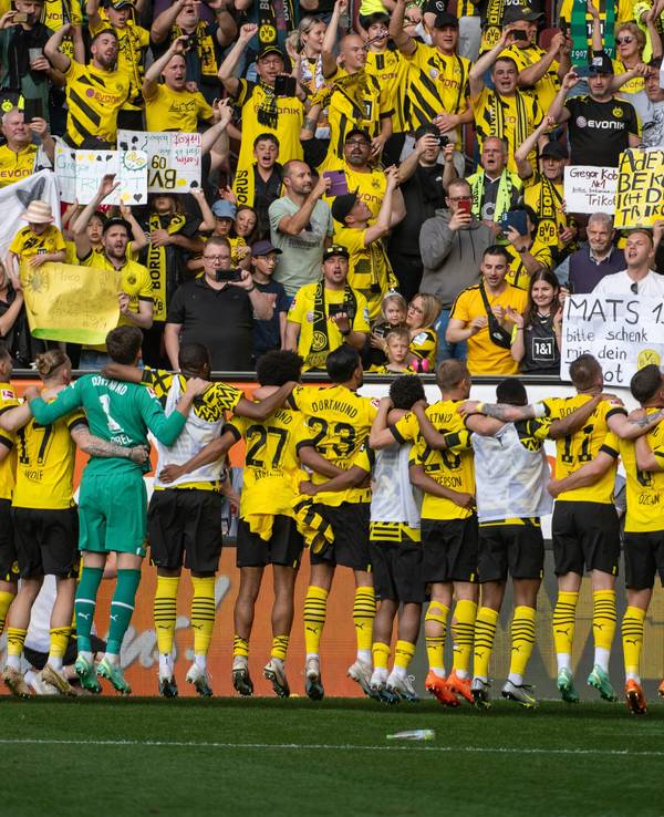 Dortmunds Spieler jubeln vor ihren Fans.