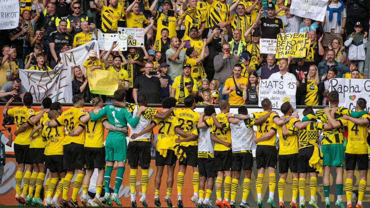 Dortmunds Spieler jubeln vor ihren Fans.