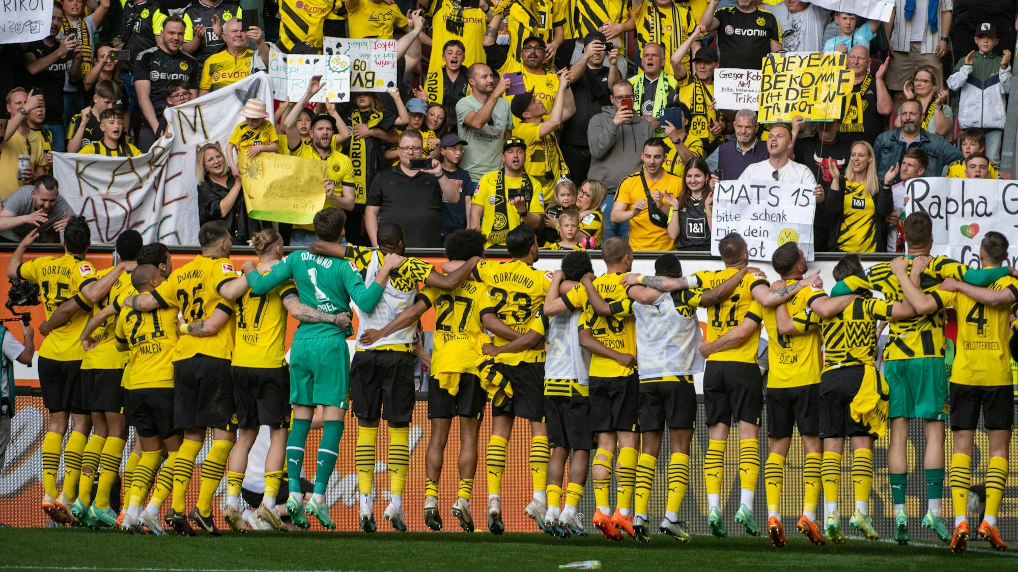 Dortmunds Spieler jubeln vor ihren Fans.