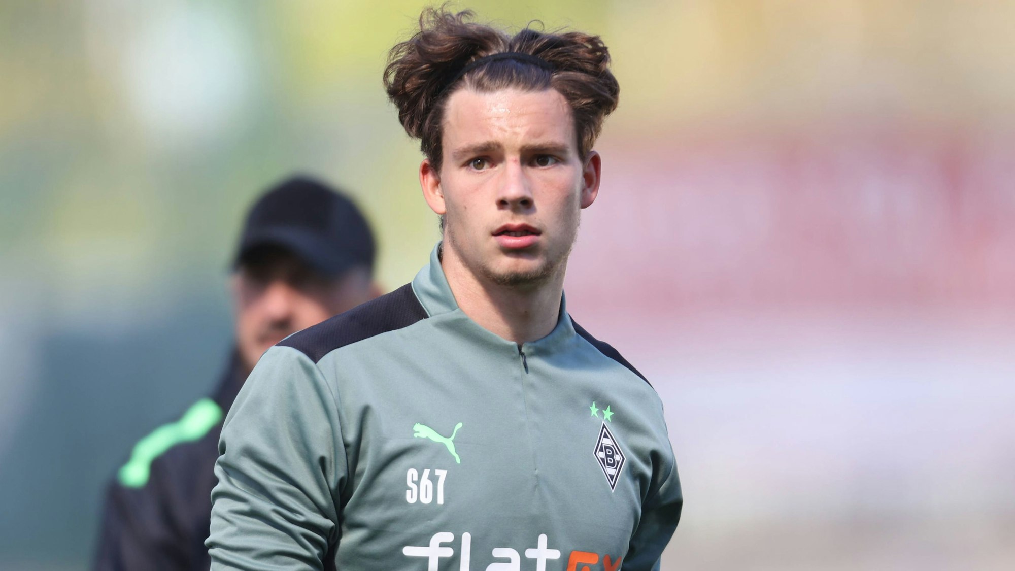 Keeper Ben Zich wärmt sich beim Spiel bei Rot-Weiss Essen auf.