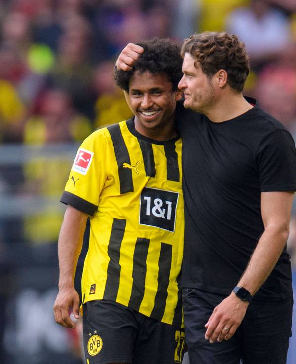 BVB-Trainer Edin Terzić nimmt Karim Adeyemi nach seinem Doppelpack gegen den VfL Wolfsburg in den Arm.