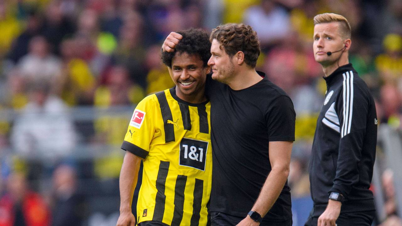 BVB-Trainer Edin Terzić nimmt Karim Adeyemi nach seinem Doppelpack gegen den VfL Wolfsburg in den Arm.