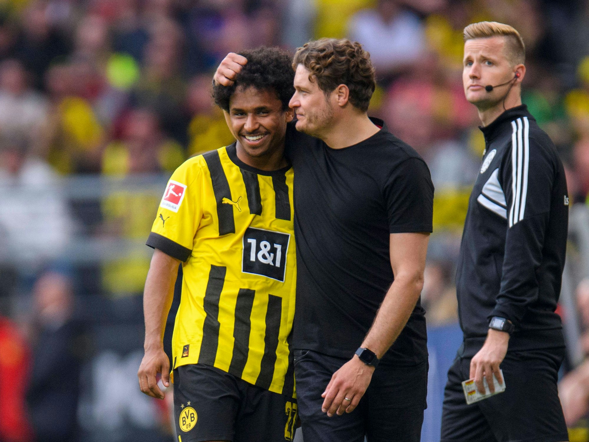BVB-Trainer Edin Terzić nimmt Karim Adeyemi nach seinem Doppelpack gegen den VfL Wolfsburg in den Arm.