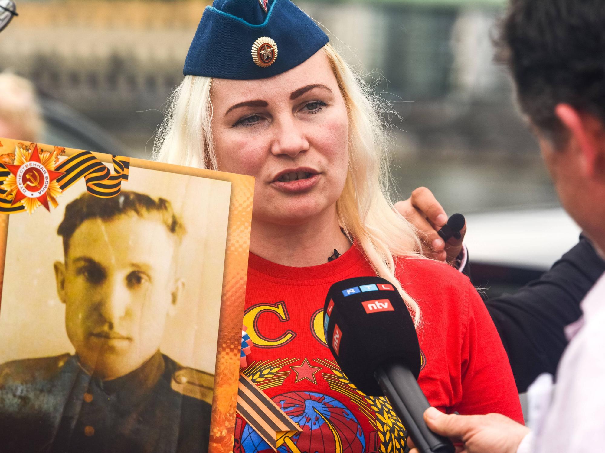 Die prorussische Aktivistin Elena Kolbasnikova hält bei einem Interview ein Foto eines Soldaten aus dem Zweiten Weltkrieg in die Kamera.