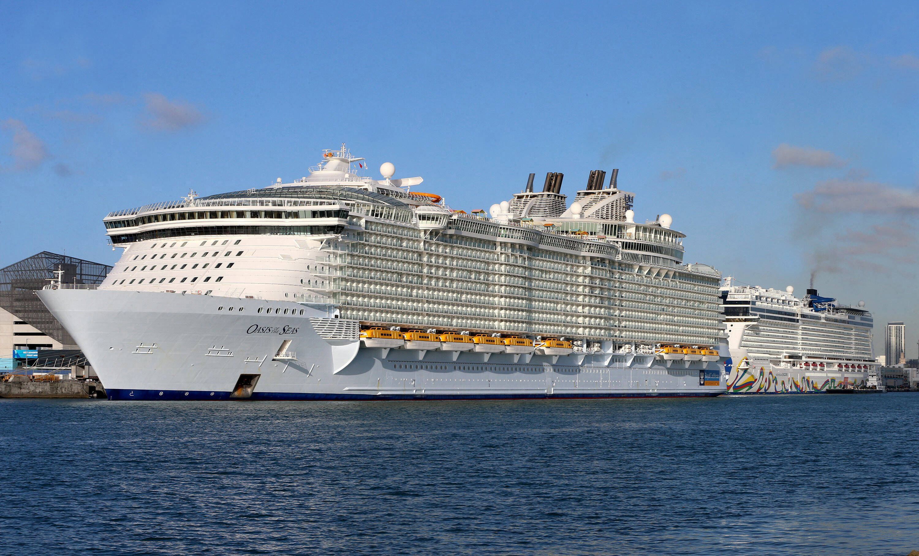 „Oasis of the Seas“ von Royal Caribbean an einem Hafen.