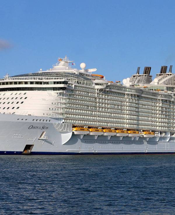 „Oasis of the Seas“ von Royal Caribbean an einem Hafen.