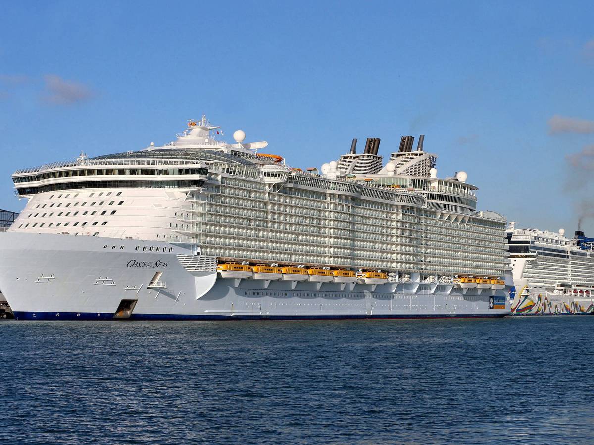 „Oasis of the Seas“ von Royal Caribbean an einem Hafen.