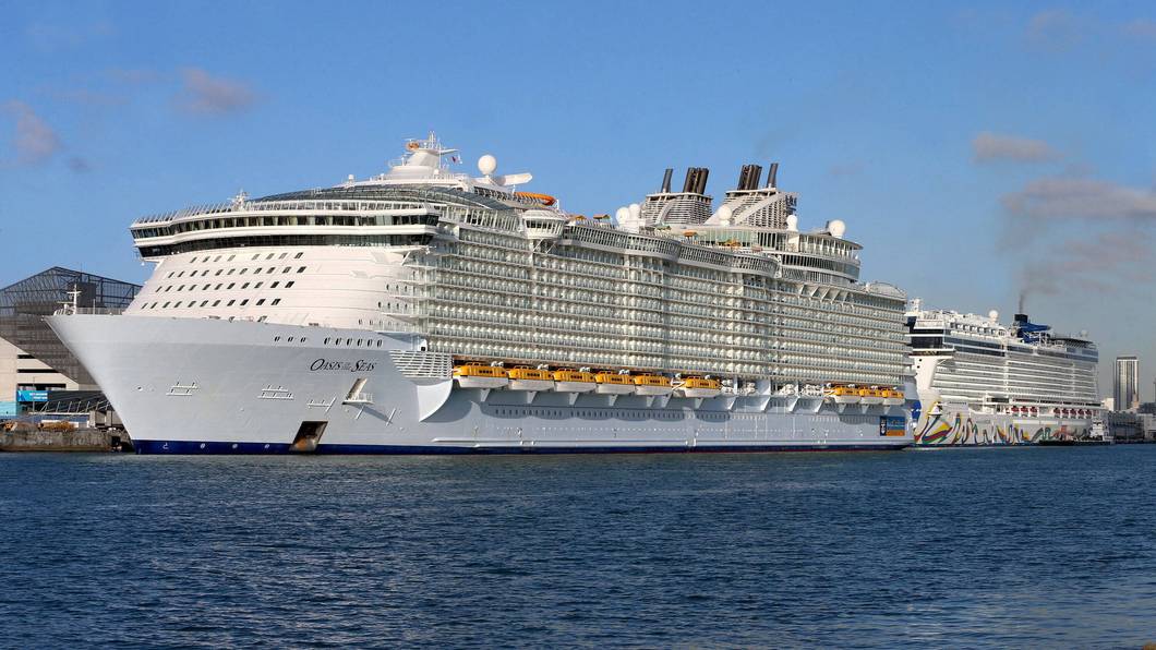 „Oasis of the Seas“ von Royal Caribbean an einem Hafen.