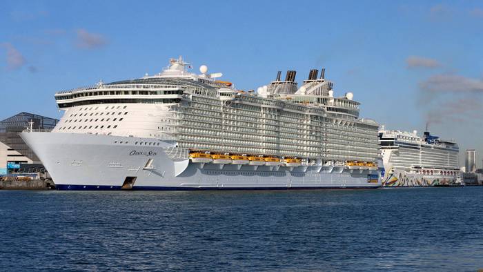 „Oasis of the Seas“ von Royal Caribbean an einem Hafen.