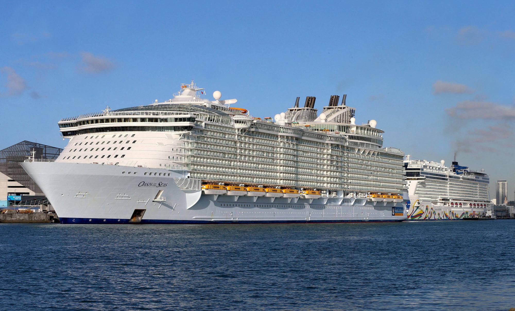 „Oasis of the Seas“ von Royal Caribbean an einem Hafen.