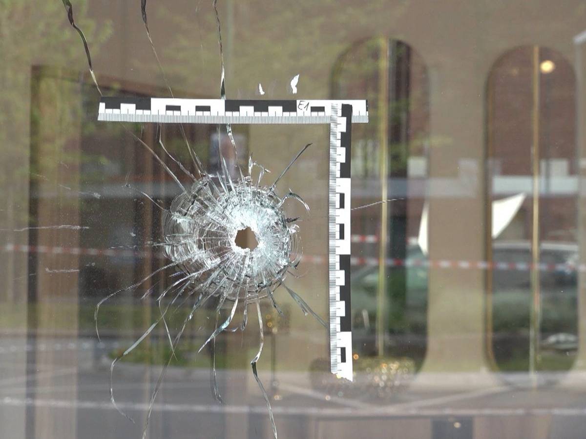 In einer Scheibe klafft ein Einschussloch, um das die Polizei eine Markierung angebracht hat.
