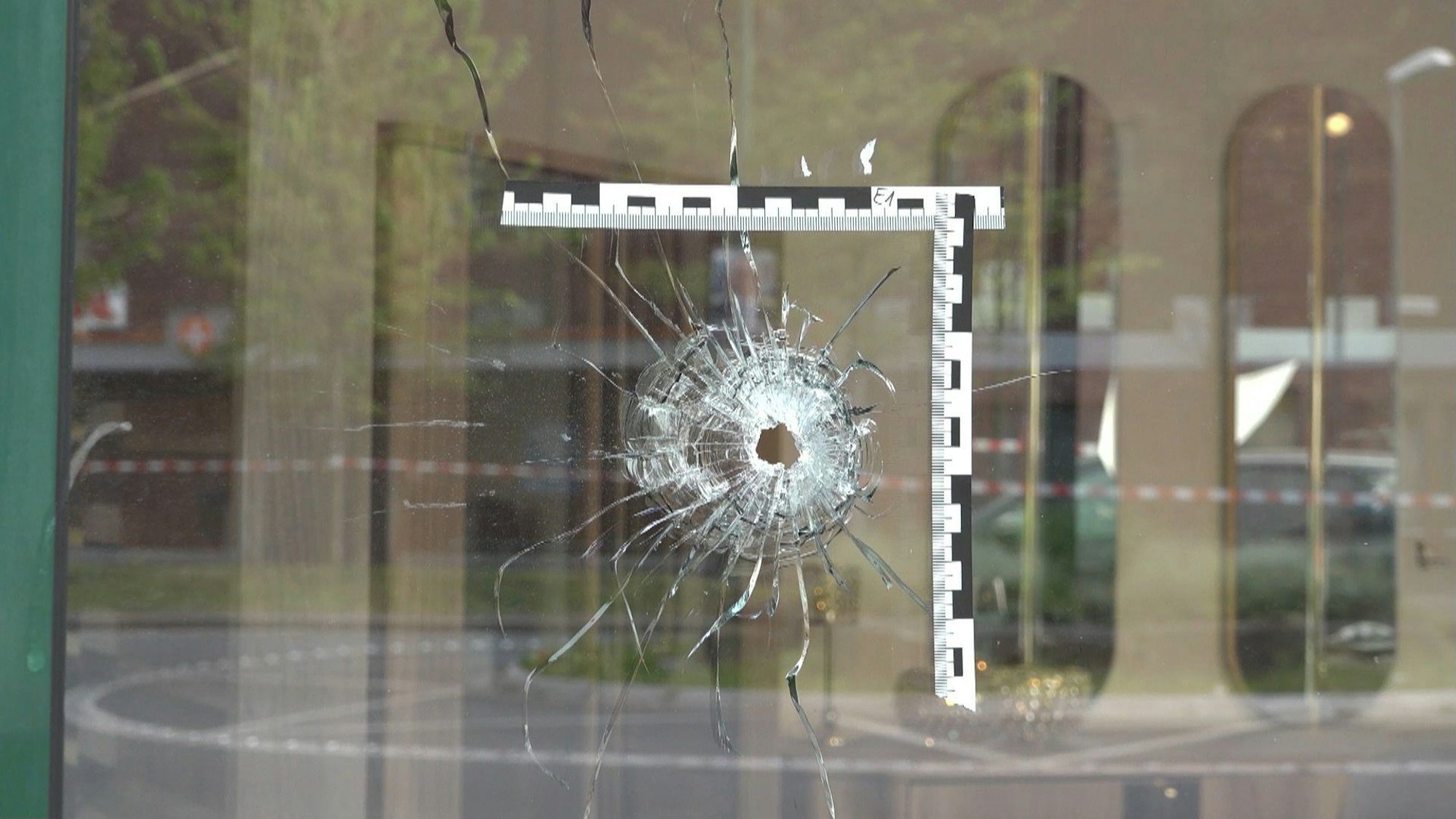 In einer Glasscheibe ist ein Einschussloch.