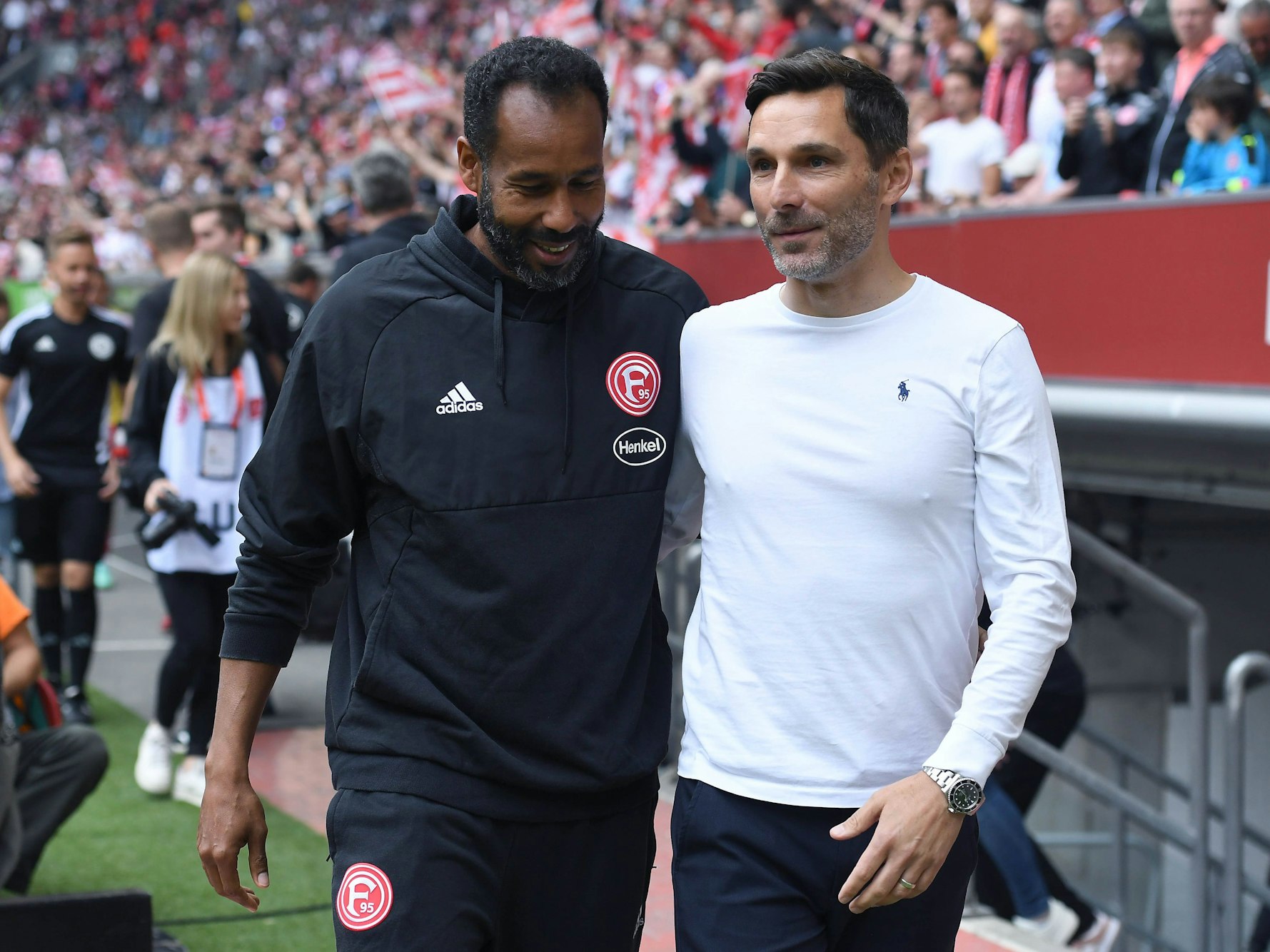 Fortuna Düsseldorf Trainer Daniel Thioune und Hannover 96 Trainer Stefan Leitl Arm in Arm.