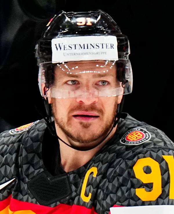 Eishockey-Nationalspieler Moritz Müller sitzt bei der WM hinter der Bande.