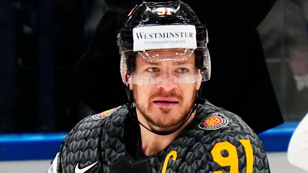 Eishockey-Nationalspieler Moritz Müller sitzt bei der WM hinter der Bande.