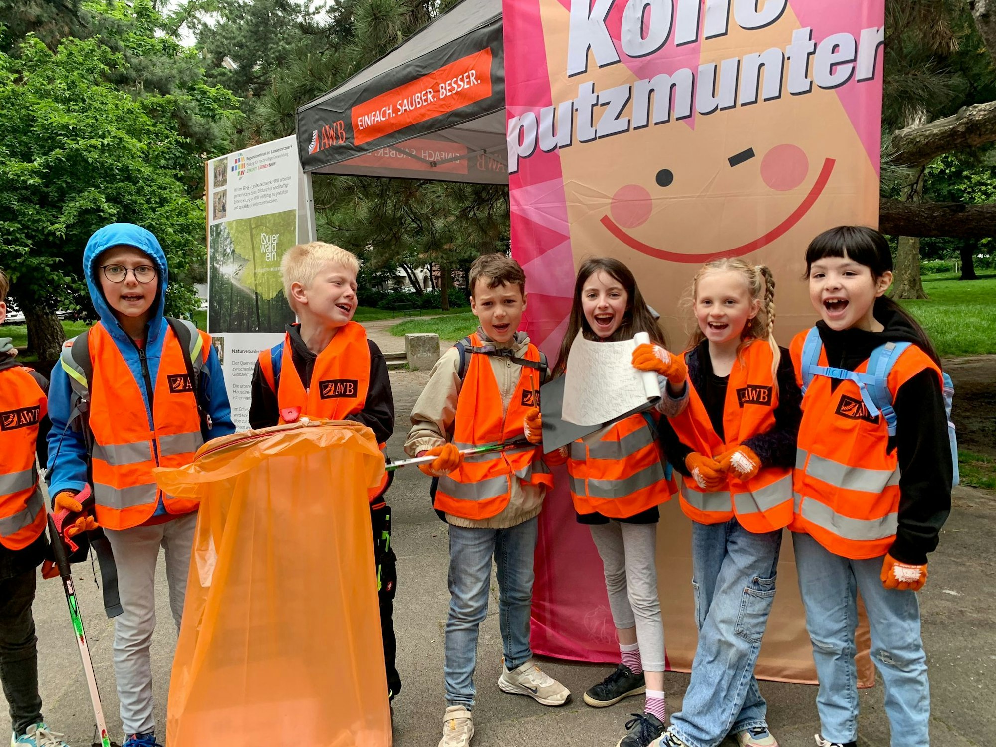 Die Schülergruppe um Luc, Lasse, Anton, Marie, Iva und Mariko auf einem Gruppenfoto.