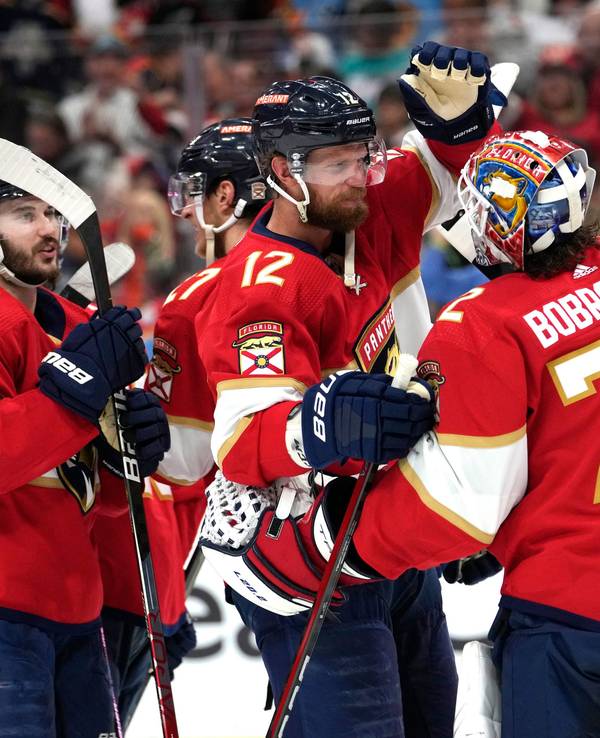 Die Spieler der Florida Panthers jubeln über den nächsten Sieg in den NHL-Playoffs.