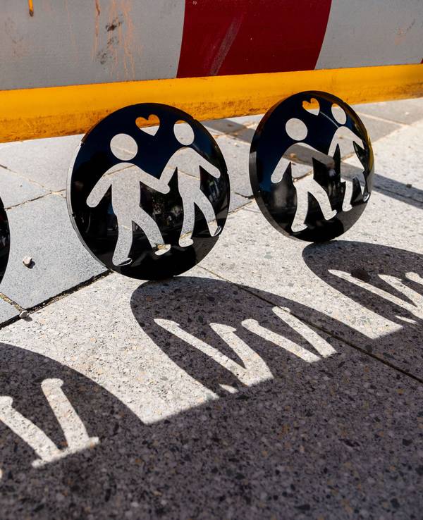 Drei Ampelzeichen mit Figur-Paaren unterschiedlichen Geschlechts.