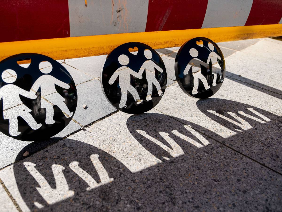 Drei Ampelzeichen mit Figur-Paaren unterschiedlichen Geschlechts.