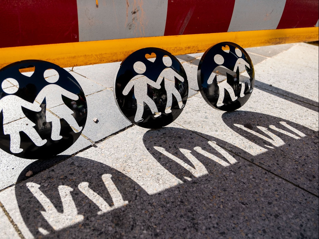 Drei Ampelzeichen mit Figur-Paaren unterschiedlichen Geschlechts.