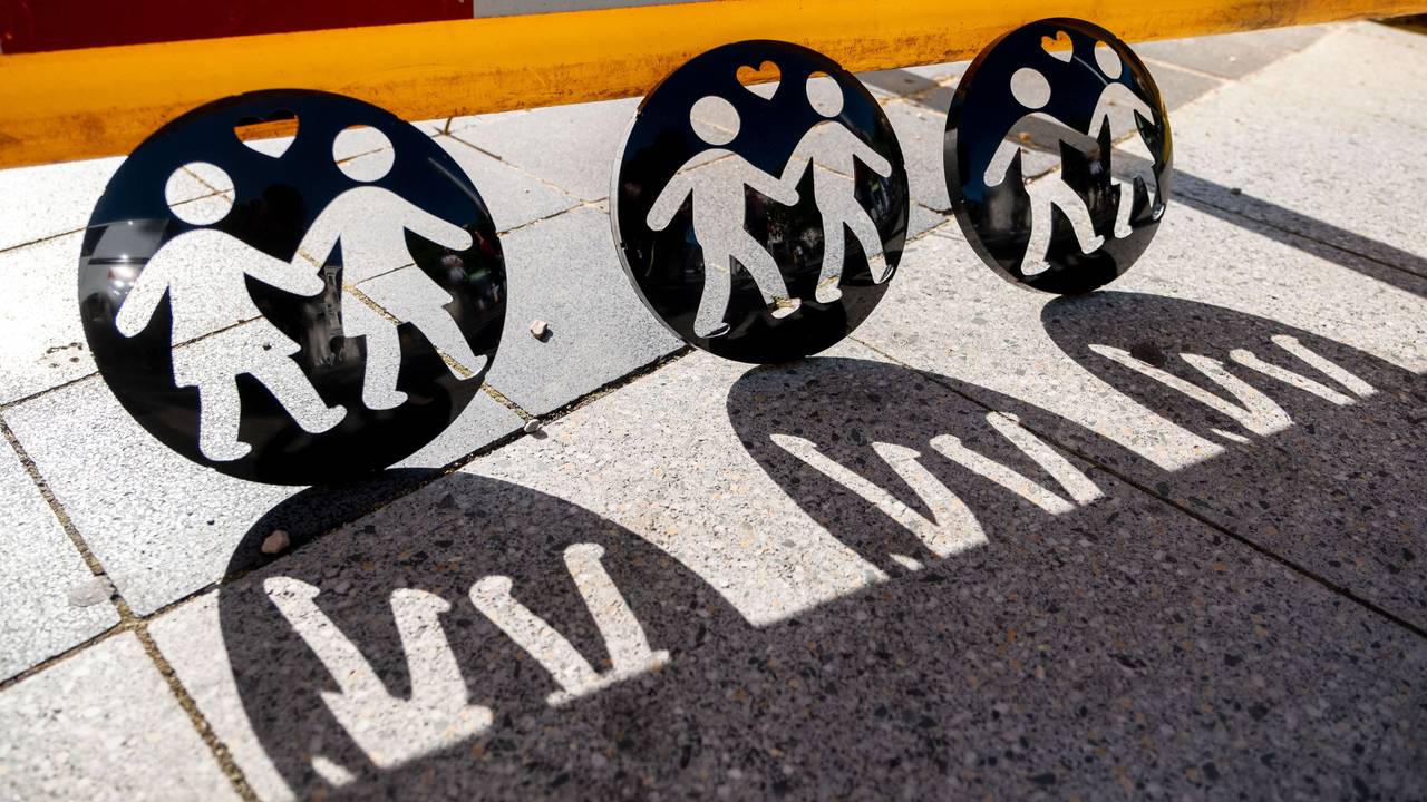 Drei Ampelzeichen mit Figur-Paaren unterschiedlichen Geschlechts.