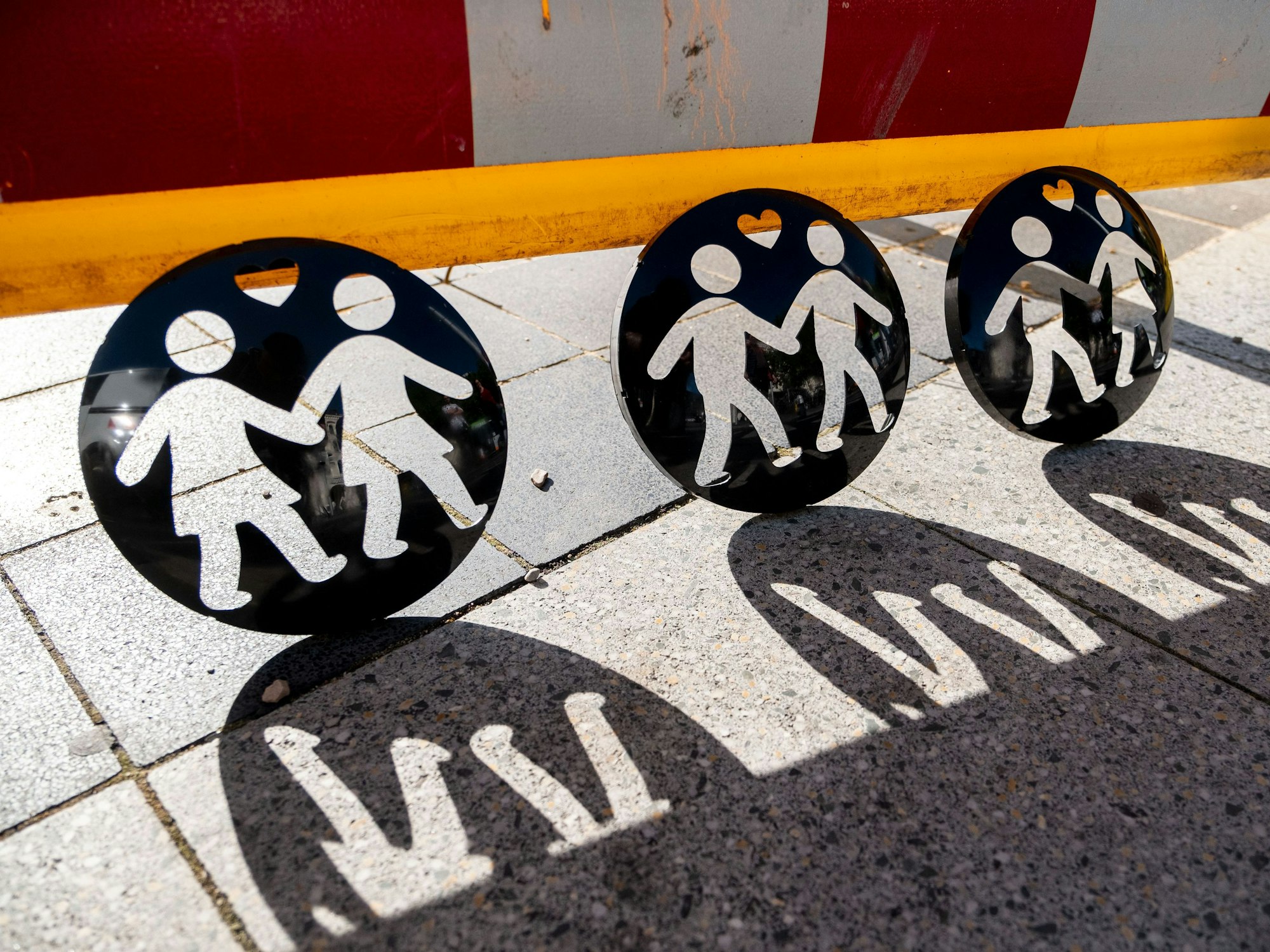 Drei Ampelzeichen mit Figur-Paaren unterschiedlichen Geschlechts.